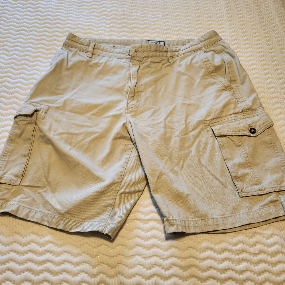 IZOD Men's Beige Cargo Shorts Size 36